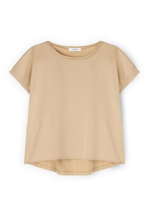 Beige T-shirt met korte mouwen, ronde halslijn en licht gebogen zoom, gemaakt van gladde stof, getoond op een witte achtergrond.