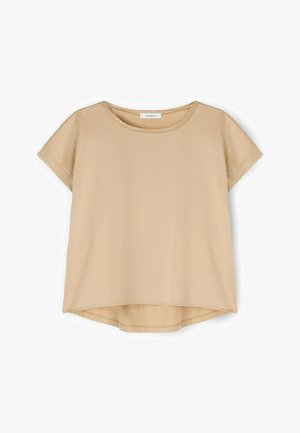 Beżowy T-shirt z krótkim rękawem, okrągłym dekoltem i lekko zakrzywionym dołem, wykonany z gładkiego materiału, prezentowany na białym tle.