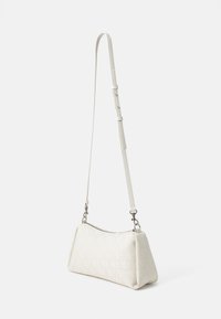 Weiße Schultertasche mit strukturierter Oberfläche, rechteckiger Form, verstellbarem Schulterriemen und silbernen Hardware-Akzenten. Subtiles Muster sichtbar.