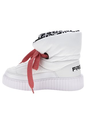 Sneaker bianca imbottita con punta arrotondata, lacci a zigzag rossi e un bordo a motivi in bianco e nero. Presenta una suola in gomma trasparente e un marchio.