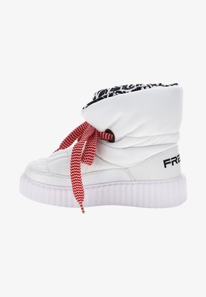 Sneaker bianca imbottita con punta arrotondata, lacci a zigzag rossi e un bordo a motivi in bianco e nero. Presenta una suola in gomma trasparente e un marchio.