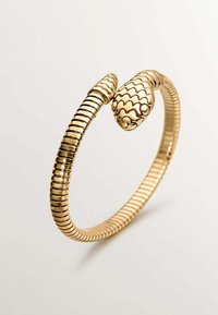 Brazalete de serpiente de oro con escamas texturizadas y un diseño liso y enroscado. Los extremos presentan cabezas de serpiente detalladas con patrones en relieve.