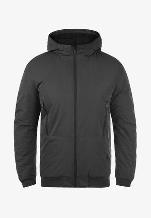 Veste zippée noire avec capuche, en tissu lisse. Elle possède deux poches latérales zippées et des poignets et un ourlet côtelés.