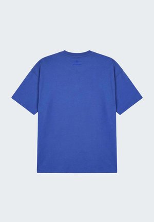 T-shirt bleu à manches courtes et col rond, vu de dos, avec un petit logo d'avion cousu près du col.