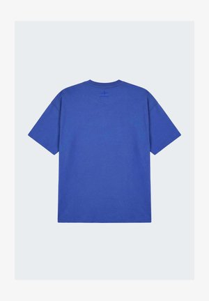 Blauw T-shirt met korte mouwen en ronde hals, gezien van achteren, met een klein gestikt vliegtuiglogo bij de kraag.