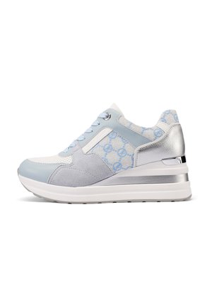 Sneaker azzurro chiaro e grigio con tomaia in rete, dettagli in suede e particolari metallici. Presenta un tacco a zeppa e un design decorato sui lati.