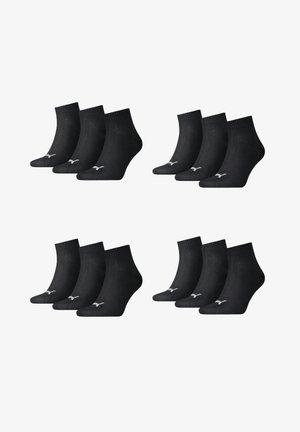 Schwarze Knöchelsocken im Set, hergestellt aus einem Baumwoll-Polyester-Mix. Jede Socke verfügt über einen gerippten Abschlusssaum und ein weißes Logo-Detail an den Zehen. Insgesamt vier Paare.