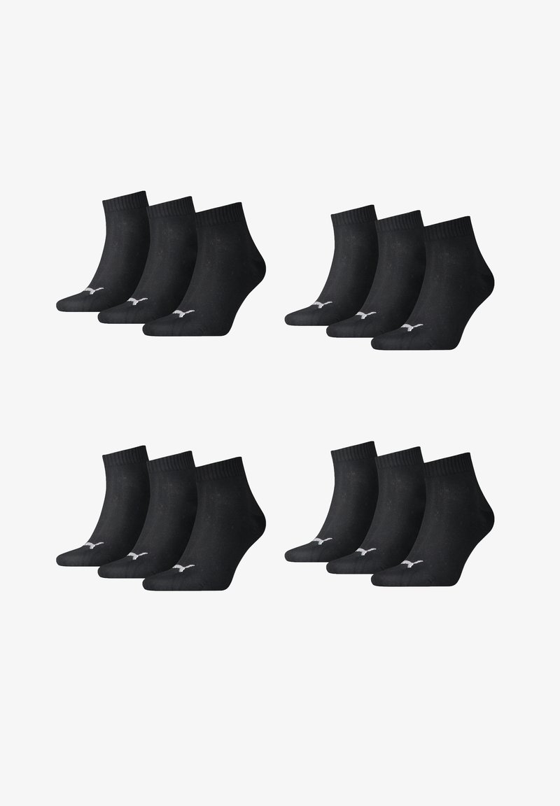 Schwarze Knöchelsocken im Set, hergestellt aus einem Baumwoll-Polyester-Mix. Jede Socke verfügt über einen gerippten Abschlusssaum und ein weißes Logo-Detail an den Zehen. Insgesamt vier Paare.