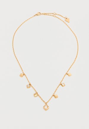 Delicate gouden ketting met zeven kleine vierkante hangers, waarvan drie met heldere kristallen, afgebeeld op een witte achtergrond.