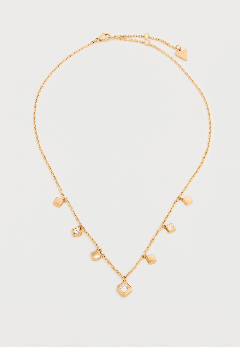 Λεπτό χρυσό κολιέ με επτά μικρά τετράγωνα μενταγιόν, τρία από τα οποία έχουν διάφανα κρύσταλλα, απεικονιζόμενο σε λευκό φόντο.