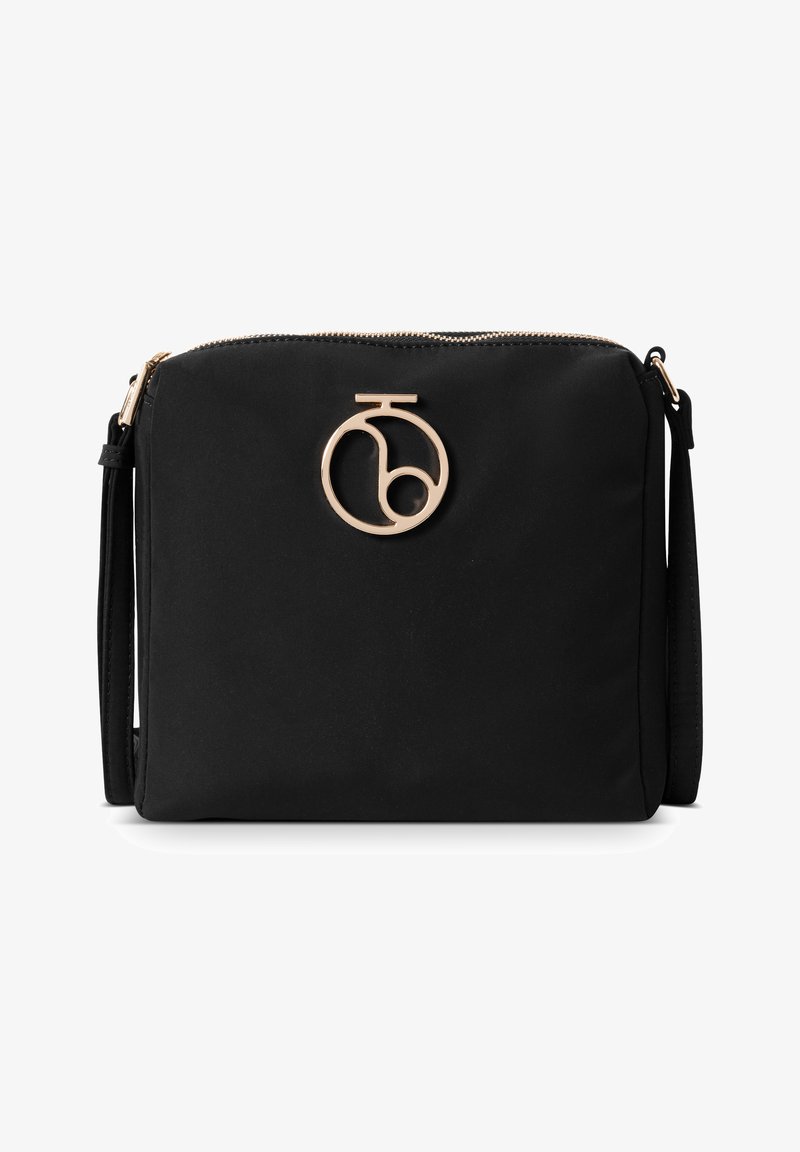 Borsa a tracolla nera in nylon, con un logo circolare dorato sul frontale, chiusura con zip e tracolla regolabile.