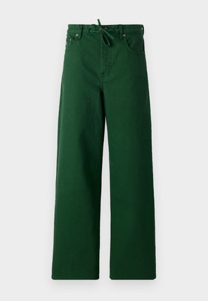 Pantaloni larghi verdi realizzati in cotone con vita regolabile, dotati di due tasche frontali e dettagli in metallo. Tessuto morbido con un design casual.