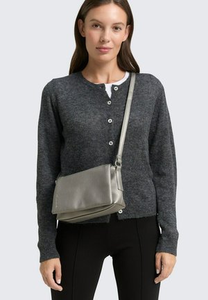 Grauer Strickcardigan mit Knopfleiste, kombiniert mit einer kleinen metallic grauen Schultertasche mit strukturiertem Finish und verstellbarem Schultergurt.
