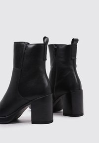 Sandra Fontán Botines de tacón - black