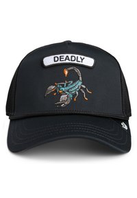 Melna kravas cepure ar izšūtu tirkīza krāsas skorpiona attēlu un oranžiem akcentiem, ar baltu taisnstūra uzlīmi, kas lasa "DEADLY."