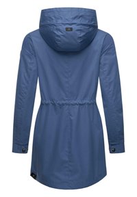 Mėlynas vandeniui atsparus švarkas su raišteliu liemeniui, gobtuvu ir sagomis ant rankogalių. Lygi tekstūra su šiuolaikišku, minimalistiniu dizainu.