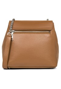 Borsa a tracolla in pelle marrone con superficie texturizzata, una tasca frontale con zip e una tracolla a catena removibile. Caratterizzata da una forma strutturata e una base piatta.