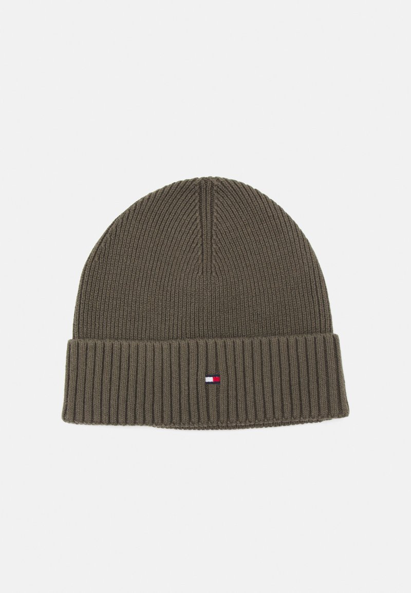Gorro de punto en verde oliva con una textura acanalada, que presenta un borde doblado y un pequeño parche de logo en rojo, blanco y azul.