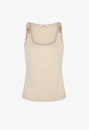 Top sin mangas beige con textura acanalada. Presenta detalles en cadena dorada en los tirantes, escote redondeado y un diseño ajustado.