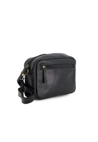Černá kožená crossbody taška obdélníkového tvaru, se přední kapsou na zip a nastavitelným popruhem. Hladký povrch, minimální kovové detaily.