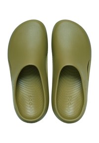 Olijfgroene instapklompen van lichtgewicht plastic, met een ronde neus, geperforeerde zijkanten en een gestructureerde voetbed voor grip.