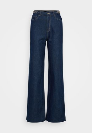 Mørkeblå vide jeans laget av denim med klassisk fem-lomme-design, forsterkede sømmer og en sirkulær metallaccent på livet.