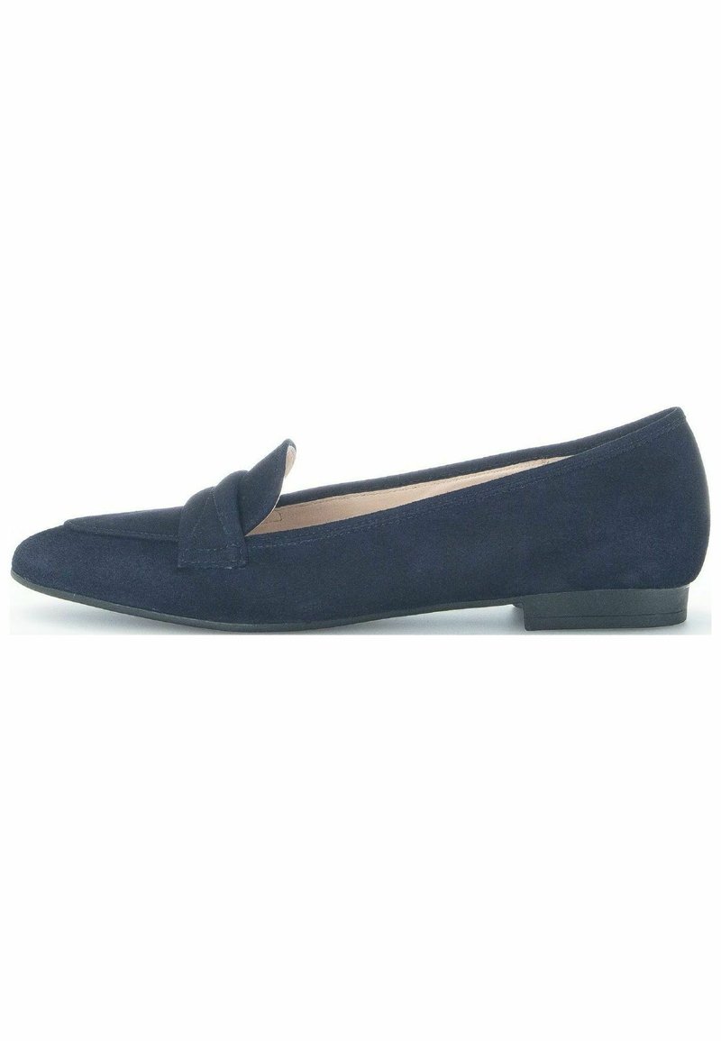 Navyblauwe suède ballerina met een spitse neus en decoratieve knoopdetail op de wreef. Kenmerkt zich door een lage hak en een soepele textuur.