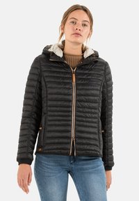 Sort pufferjakke med quiltemønster, lynlåslukning og hætte i grå fleece. Brune detaljer på lynlåsen og manchetterne.