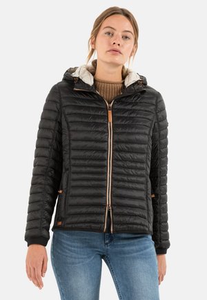 Zwarte pufferjack met gewatteerd ontwerp, ritssluiting en een grijze fleece-gevoerde capuchon. Bruine accenten op de rits en manchetten.