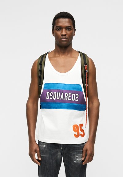 Homme portant un débardeur blanc avec des rayures bleues et violettes et le texte « DSQUARED2 », numéro orange « 95 », sac à dos noir et jean foncé.