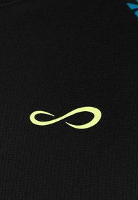 Tela negra con una superficie texturada que presenta un prominente símbolo de infinito amarillo. Diseño simplista sin patrones ni acentos adicionales.