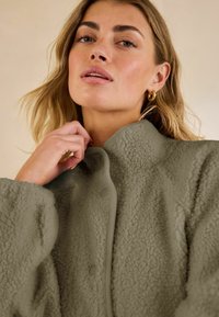 Next Polárdzseki - khaki green