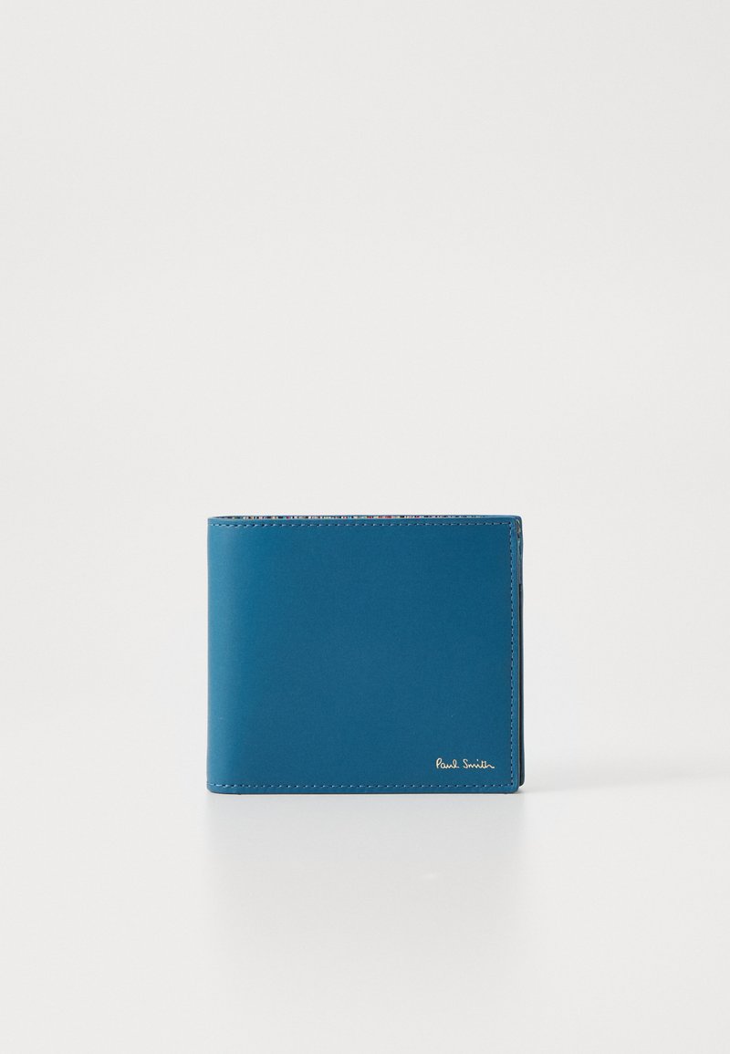 Portafoglio in pelle blu con texture liscia, design a doppia piega e logo dorato impresso sul davanti. Gli interni presentano dettagli colorati lungo i bordi.