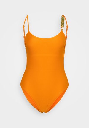 Leuchtend orangefarbener Badeanzug mit dünnen Trägern und strukturierten Metallakzenten an den Schultern. Glattes Material, minimalistisches Design.