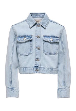 Giacca di jeans corta azzurro chiaro con maniche lunghe, chiusura frontale con bottoni, colletto appuntito e due tasche sul petto con bottoni.