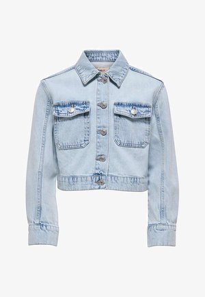 Giacca di jeans corta azzurro chiaro con maniche lunghe, chiusura frontale con bottoni, colletto appuntito e due tasche sul petto con bottoni.