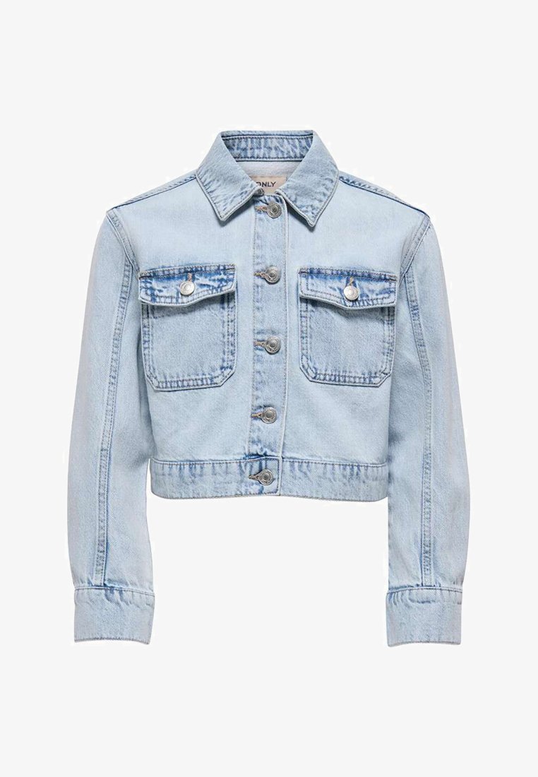 Veste en jean courte bleu clair avec manches longues, fermeture boutonnée sur le devant, col pointu et deux poches poitrine à boutons.