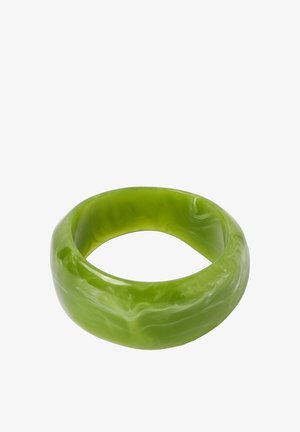 Zaļa marmora aproce no gludas sveķu materiāla, ar apaļu, nedaudz biezu formu, pulētu virsmu un bez redzamiem stiprinājumiem.