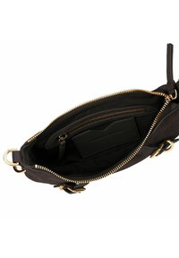 Interno della borsa nera in suede con tasca con zip, slot per schede e hardware dorato. Texture liscia con un design strutturato.