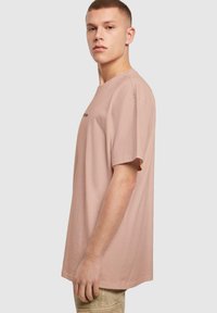 Merchcode NEVER GIVE UP HEAVY OVERSIZED - Marškinėliai su spaudiniu - amber