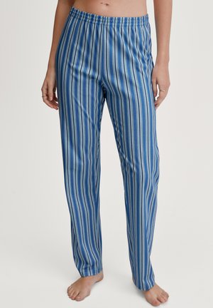 Pantaloni da pigiama blu a righe con vita elasticizzata. Il tessuto presenta sottili righe verticali bianche e azzurri, offrendo una texture liscia.