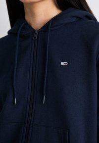 Tommy Jeans FLAG ZIP - Felpa con zip - dark night navy