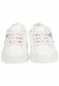 Zapatillas blancas con cordones rosas estampados, con parte superior de cuero suave, sutil marca en los laterales y un diseño de caña baja.