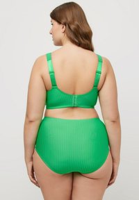 Zielony, paskowany zestaw bikini z regulowanymi ramiączkami i zapięciem na klamrę. Materiał wydaje się gładki i elastyczny, zaprojektowany z myślą o komfortowym dopasowaniu.