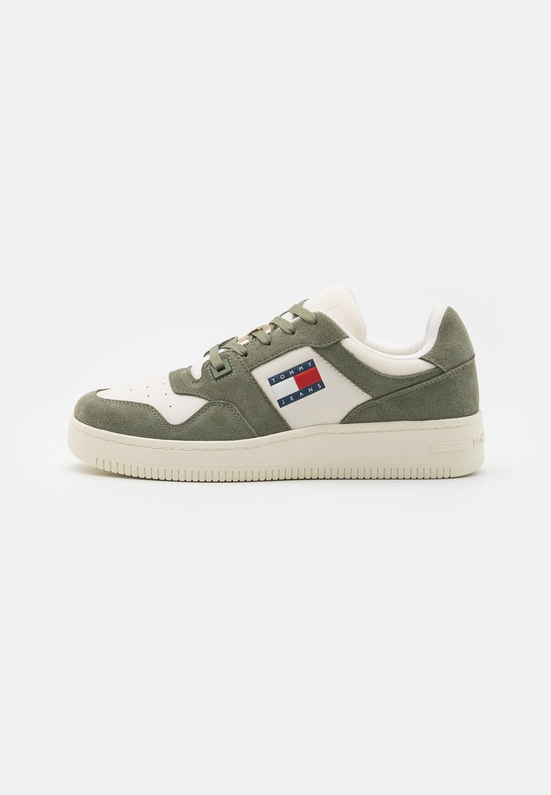 Madala profiiliga sneaker oliivirohelise nubuknaha ja valge nahaga paneelidega, mille küljes on punane, valge ja sinine Tommy Jeans logo.