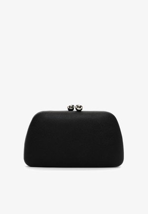 Sort tekstil clutch med en rund form, der har en glat overflade og to metalspænder øverst. Simpelt og elegant design.
