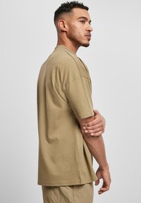 Urban Classics OVERSIZED MOCK NECK - Basic póló - khaki
