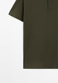 Tmavě olivově zelené polo triko s krátkými rukávy, zapínáním na knoflíky, texturovanou tkaninou a rovného lemování. Jednoduchý a funkční design.