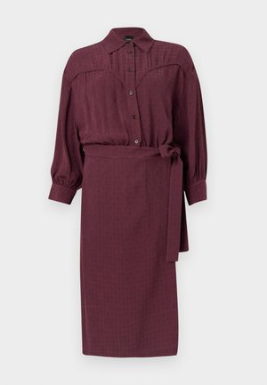 Μίντι φόρεμα μακρυμάνικο σε μπορντό χρώμα με κουμπιά μπροστά, μυτερό γιακά, μανίκια με μανσέτες, ζώνη στη μέση και διακριτικό υφασμάτινο μοτίβο.