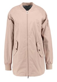 Chaqueta bomber beige con cremallera frontal, bolsillos laterales y puños acanalados. Tejido suave con un escote redondeado y un bolsillo con cremallera segura en la manga.